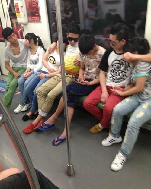 你说你硬挤中间干啥？人物gif搞笑图片