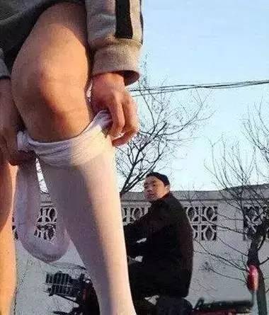 大叔，眼神很迷离啊！人物gif搞笑图片