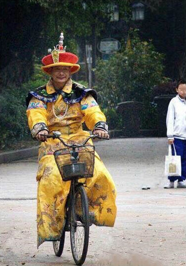 妈蛋，上早朝要迟到了人物gif搞笑图片