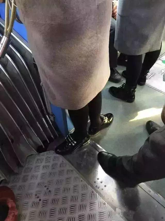 传说中的一字腿人物gif搞笑图片