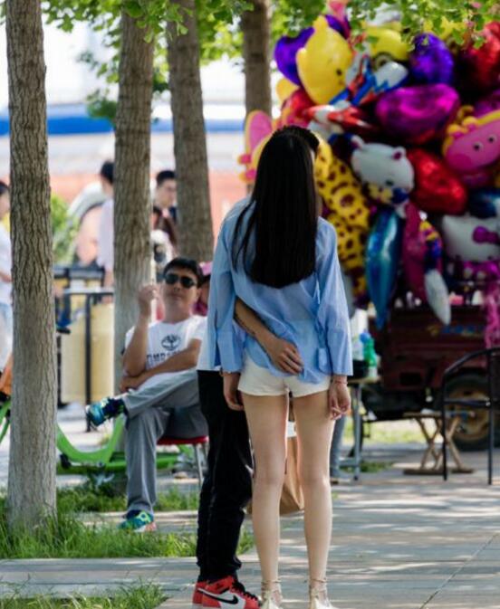 戴墨镜的内心毫无波动人物gif搞笑图片