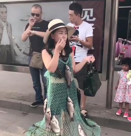 渔民家的女儿人物gif搞笑图片