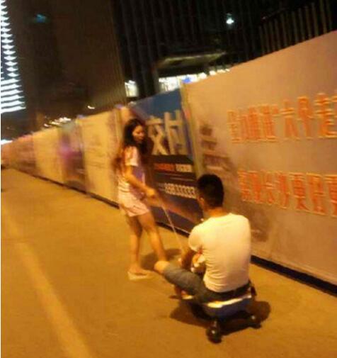 就喜欢和老婆这样散步人物gif搞笑图片