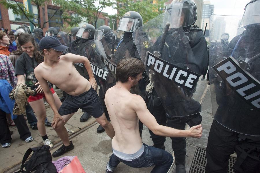 骚年，做人不能太张扬啊人物gif搞笑图片