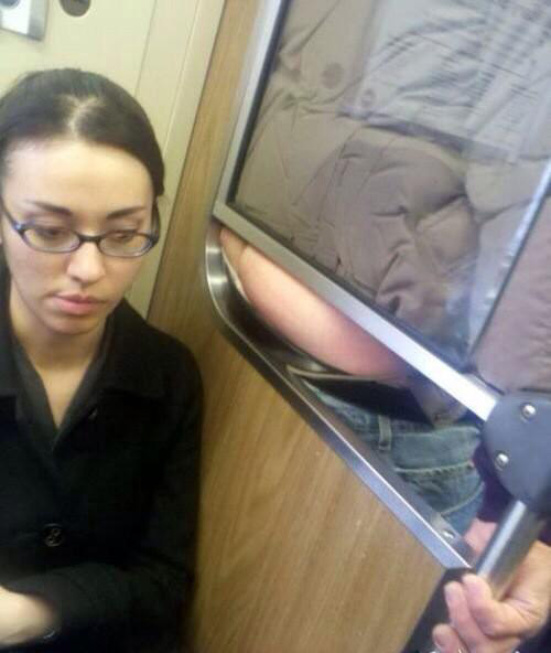 看妹纸的表情，怕是郁闷坏了吧人物gif搞笑图片