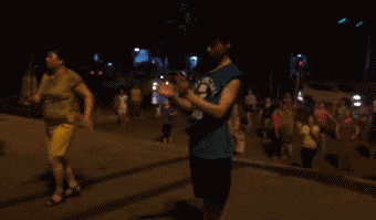 小哥的舞姿好妖娆人物gif搞笑图片