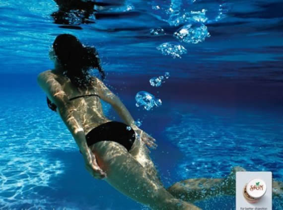 屁在水中人物gif搞笑图片