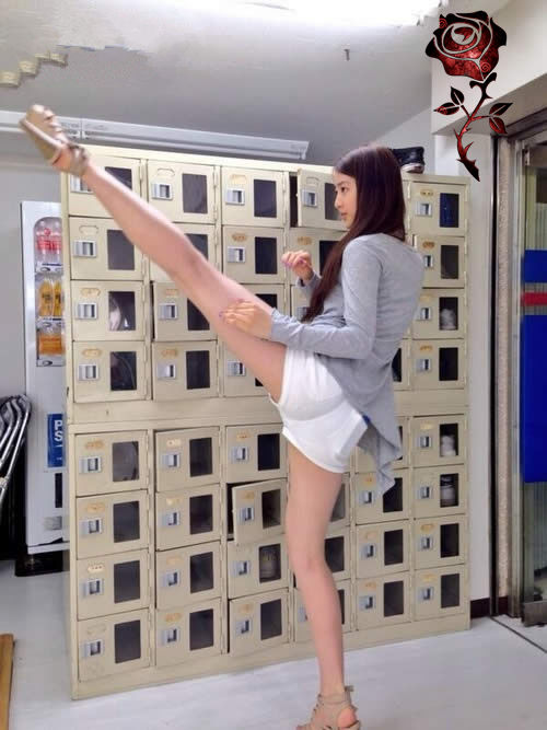 这腿长已经盖过身高了，这也太不科学了啊人物gif搞笑图片