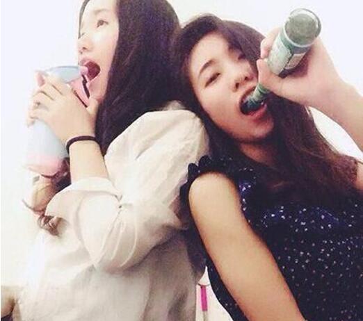 谁都别和我抢麦，我才是歌王人物gif搞笑图片