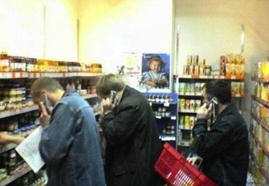 所有爹在超市婴儿用品区都是这个造型人物gif搞笑图片