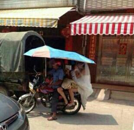 这婚车也是看醉了，就这样把媳妇娶回家了啊人物gif搞笑图片