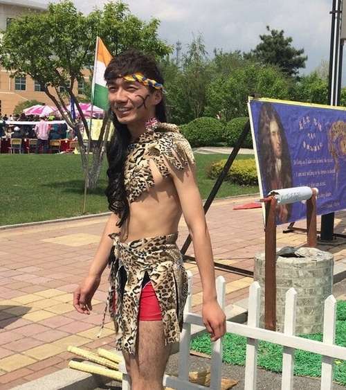 骚年，你这是要火的节奏哦人物gif搞笑图片