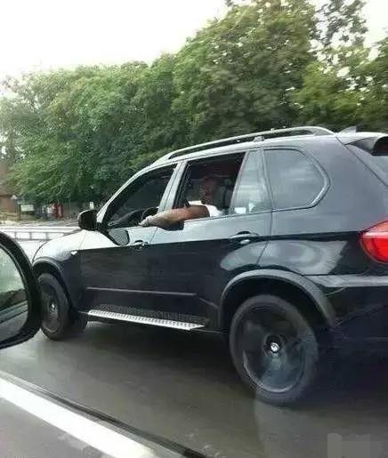 路上看见大哥这样开车，吓得我方向都打错了人物gif搞笑图片