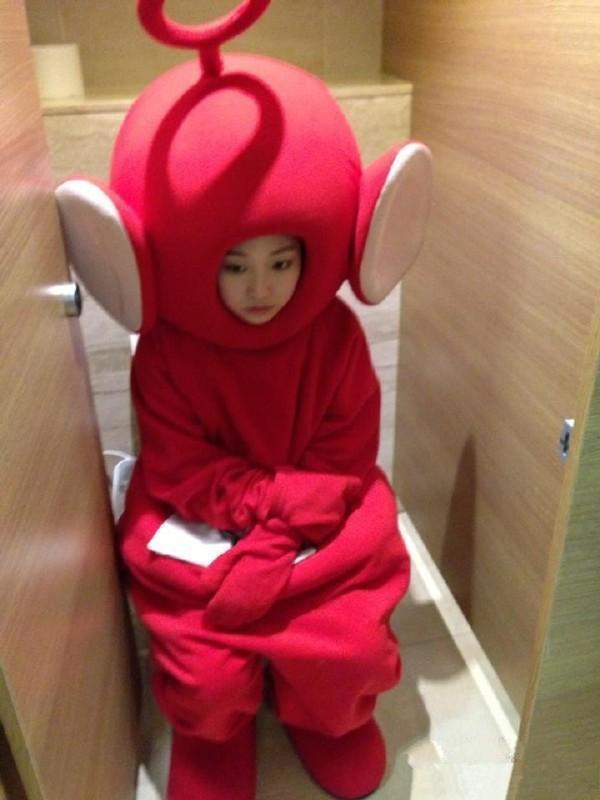 天线宝宝，你穿这么多衣服，就不怕粘在衣服上吗人物gif搞笑图片