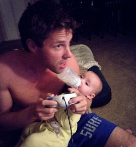 爱玩游戏的奶爸人物gif搞笑图片