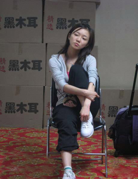 美女说拍照最重要的就是背景了人物gif搞笑图片