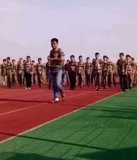 顺拐走的这么协调，恐怕只有你了人物gif搞笑图片