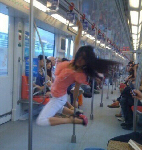 只要有钢管，走到哪里都是舞台人物gif搞笑图片