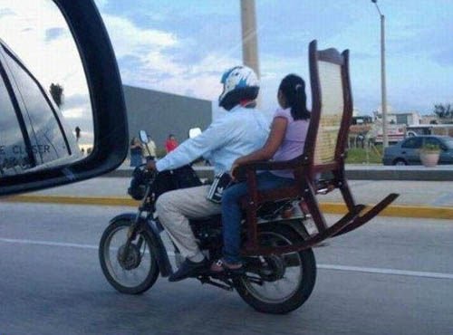 这座椅总是那么吸引人人物gif搞笑图片