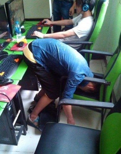 哥们你这个睡觉姿势不错人物gif搞笑图片