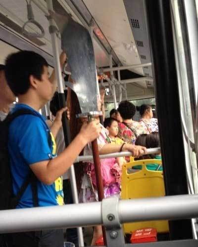 公交上的彪悍大哥人物gif搞笑图片