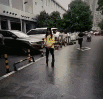 这样的表白方式你能拒绝吗？人物gif搞笑图片