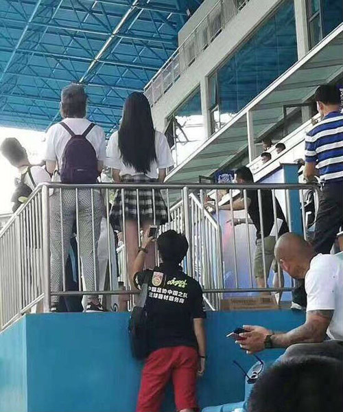 作为一个偷拍狗仔队长，这个是我的专长人物gif搞笑图片