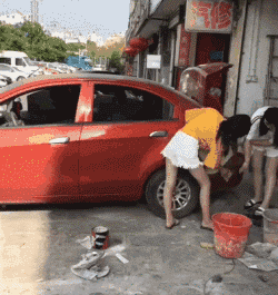 妹子你不晓手刹是啥么人物gif搞笑图片