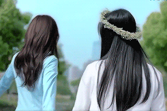 老公你回头看看，有人在拍我们呢~人物gif搞笑图片