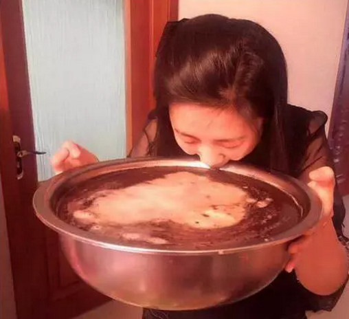 本想把妹子灌醉人物gif搞笑图片