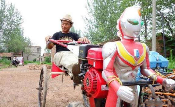 小怪兽打走后，凹凸曼找到了新工作人物gif搞笑图片