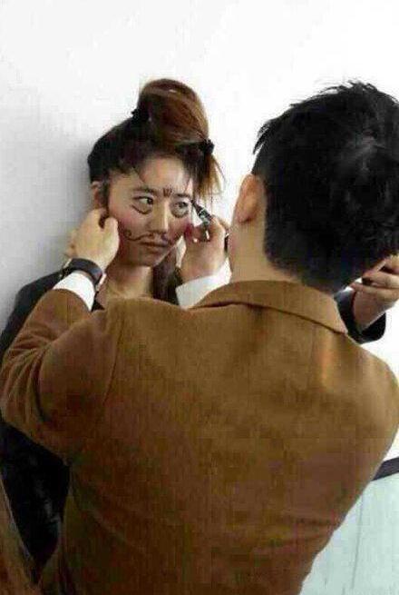 亲爱哒，让我为你上妆～人物gif搞笑图片