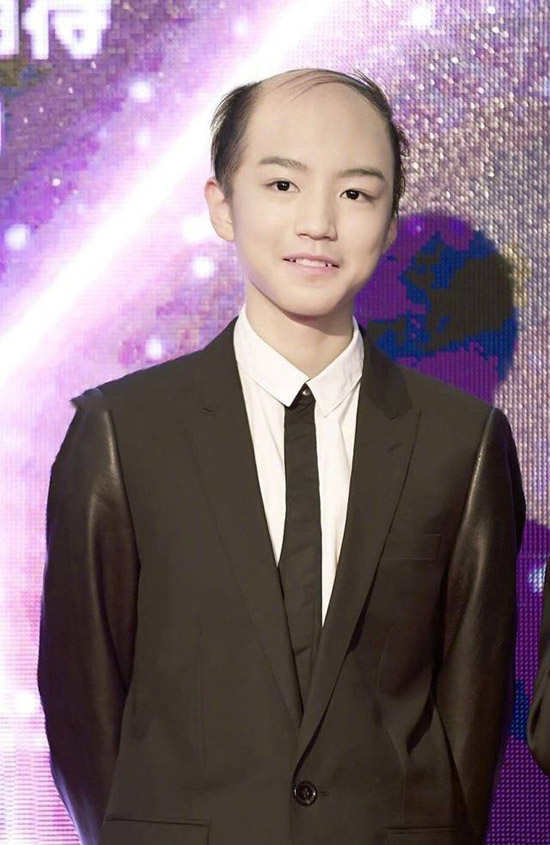 瞬间突破60岁了人物gif搞笑图片