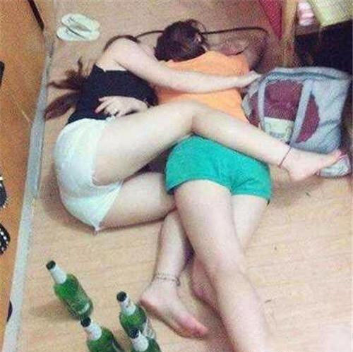 回家看到老婆和闺蜜喝的烂醉，我都没地方睡了人物gif搞笑图片