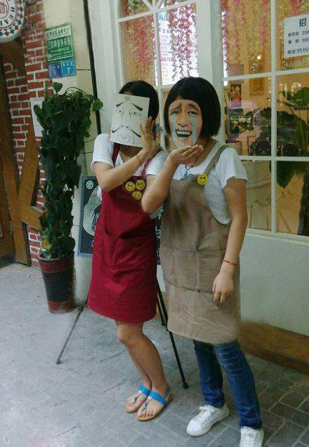 妹子，你们这是吓客人还是招客人的啊人物gif搞笑图片