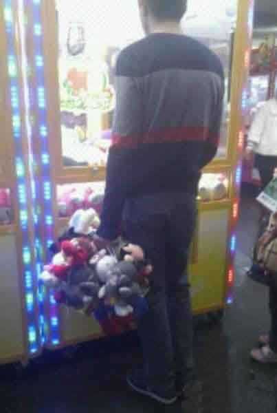 游乐场老板盯你好久了人物gif搞笑图片