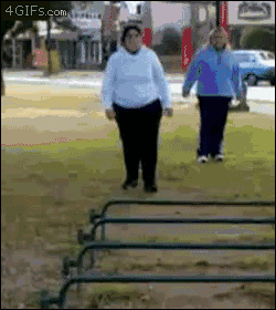 钢筋都被压弯了 人只是揉了揉肚子人物gif搞笑图片