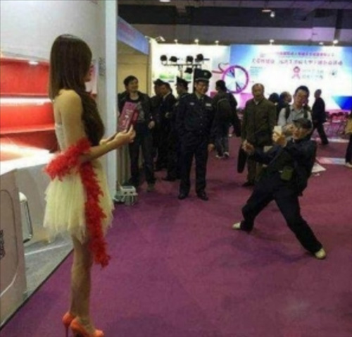 大爷也还蛮拼的，你老伴知道吗人物gif搞笑图片