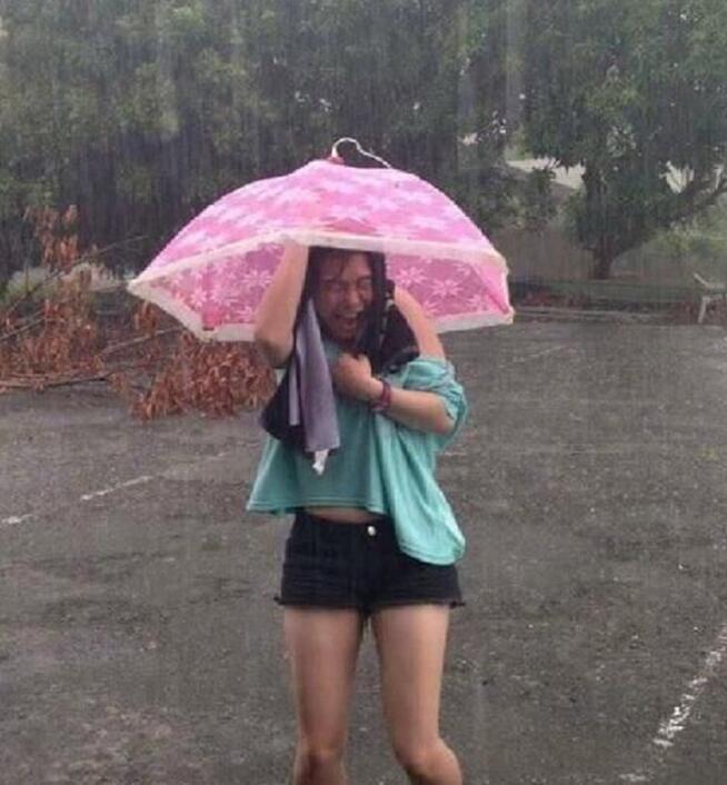 雨太大我一个人承受不了人物gif搞笑图片