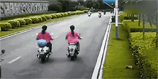 开车就别玩手机了人物gif搞笑图片