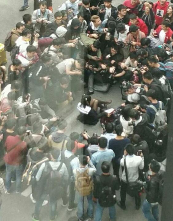 想起了古代卖身葬父母的小媳妇人物gif搞笑图片