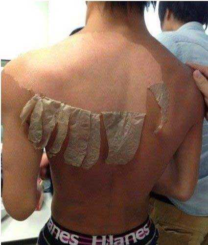 你们以为晒脱皮是说着玩玩的吗？人物gif搞笑图片