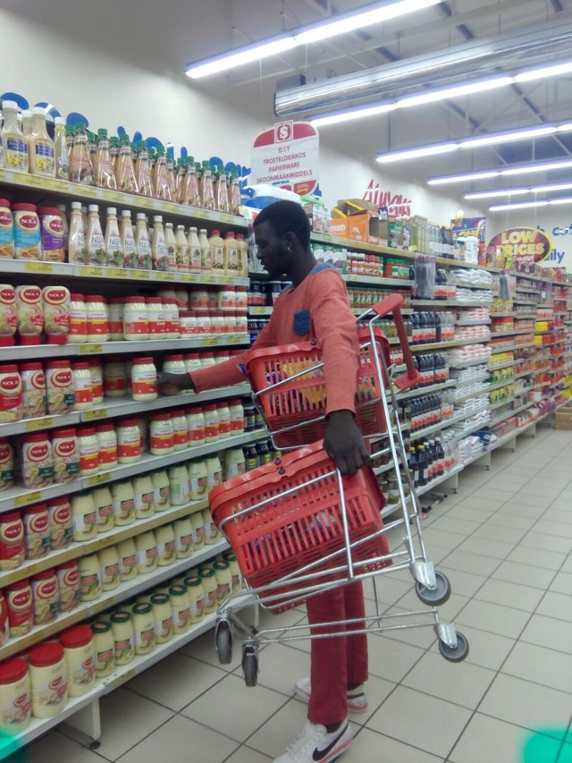 这兄弟真是与众不同人物gif搞笑图片