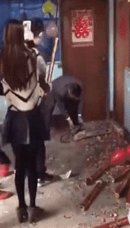 现在娶媳妇开个门都这么暴力吗？人物gif搞笑图片