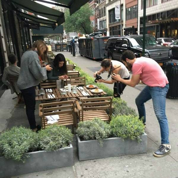 吃饭不拍照，感觉这顿饭好像白吃了人物gif搞笑图片