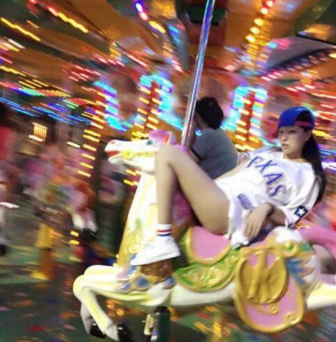 旋转的木马让你忘了伤人物gif搞笑图片