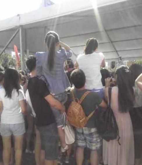 讲真，能抱起女友的才是好男人人物gif搞笑图片