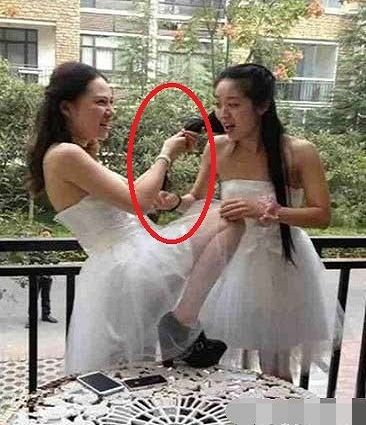 婚礼还没举行，两位伴娘倒先干起架来了，你们是来闹婚的吧人物gif搞笑图片
