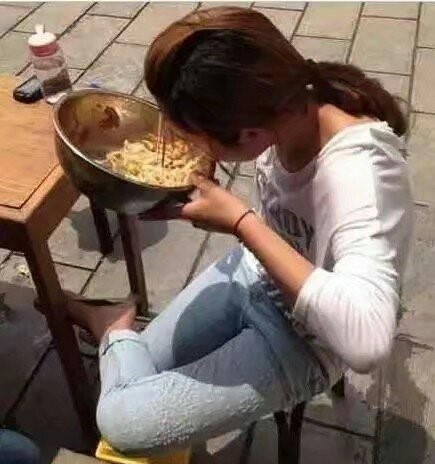 虽然媳妇饭量很大，但是身材依然保持的很好人物gif搞笑图片