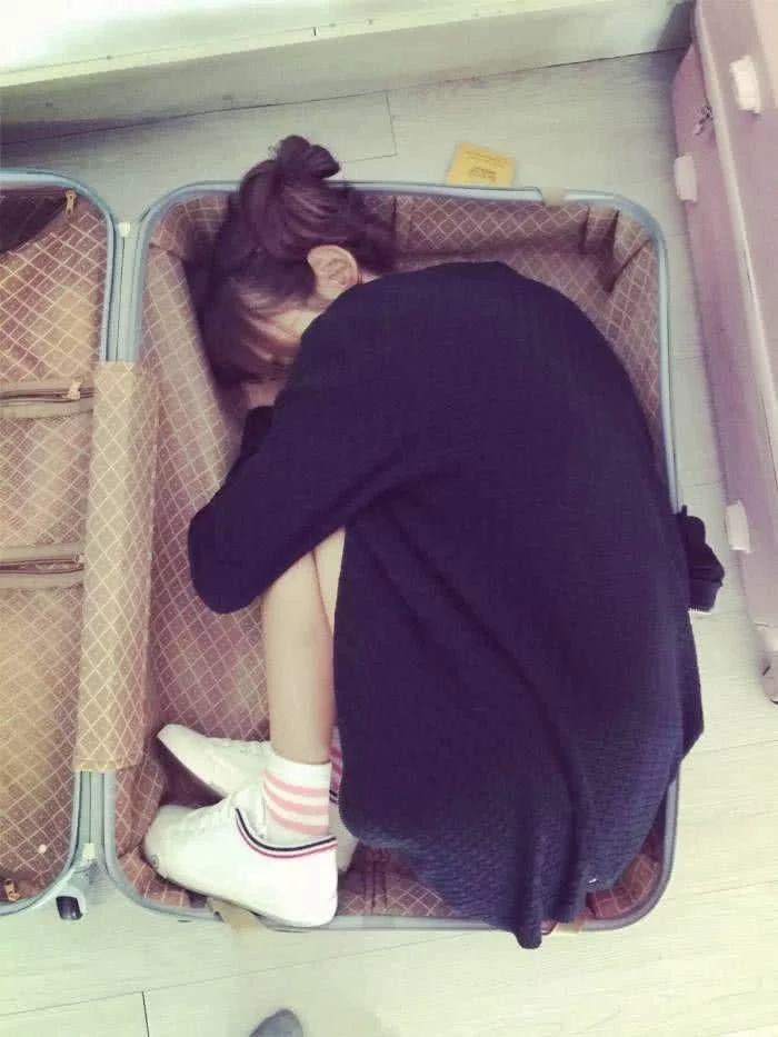 妹子已打包好，要的评论区留言人物gif搞笑图片